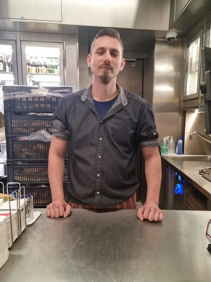 Manuel bekommt im Würstelstand nichts vom Opernball mit – bis die Gäste bei ihm landen