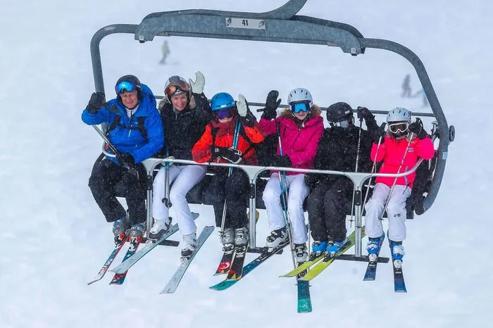 König Philippe, Königin Mathilde, Prinz Gabriel, Kronprinzessin Elisabeth, Prinz Emmanuel und Prinzessin Eleonore hatten sichtlich Spaß auf der Piste und beim Liftfahren.