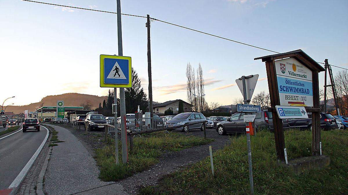 Auf diesem Schotterparkplatz an der Umfahrungsstraße im Besitz der Gemeinde ist der Merkur-Markt geplant       