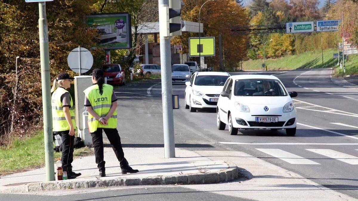 Die Brücke wird rund um die Uhr bewacht