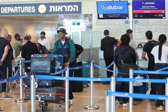 Passagiere an den Flydubai-Schaltern am Ben-Gurion-Flughafen in der Nähe von Tel Aviv