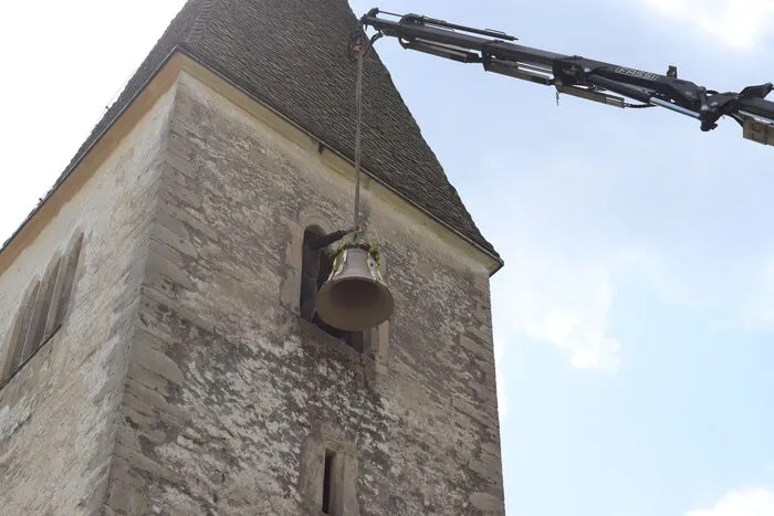 Direkt nach der Glockenweihe wurden die Glocken mittels Kran in den Kirchturm gehoben, wo sie nach erfolgreicher Installation am gleichen Tag noch erklangen.