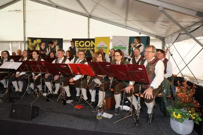 Im Festzelt sorgte beim Frühschoppen der Musikverein St. Margarethen für Stimmung