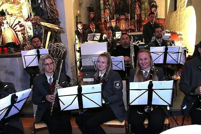 Unter Kapellmeister Gernot Mang bot das Blasorchester Musik vom Feinsten, einfühlsam und berührend. Zudem begeisterte Julian Kollmann auf seiner Gitarre.