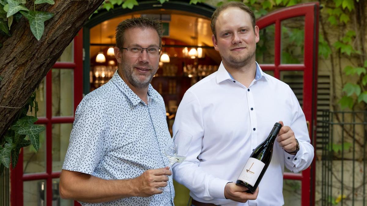 Jürgen Geyer (Geschäftsführer der Schlossquadrat Gastronomie GmbH) und Jungwinzer Christoph Lackner aus Krottendorf-Gaisfeld