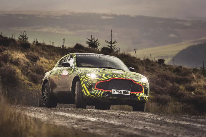 Lange wurde gemunkelt, ob Aston Martin den Weg ins automobile Oberhaus nicht eher mit der Zweitmarke Lagonda antreten wird, aber jetzt ist es fix, dass der Wagen das geflügelte Logo tragen wird.
