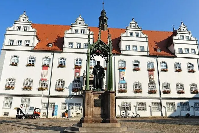 Auch das Wittenberger Rathaus stimmt sich schon auf das am 31. Oktober 2016 beginnende Luther-Jahr ein.