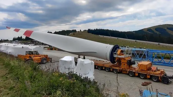 Einzelnes Rotorblatt eines Windrades wird transportiert