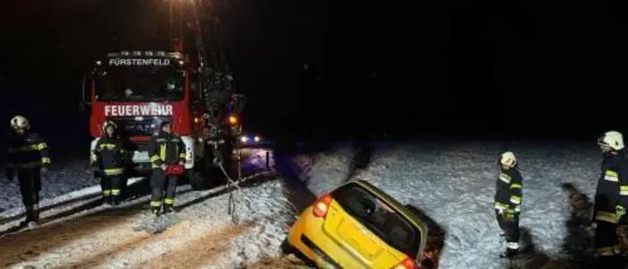 Tief in den Straßengraben gerutscht, doch zum Glück blieb der Fahrer dieses Fahrzeugs unverletzt