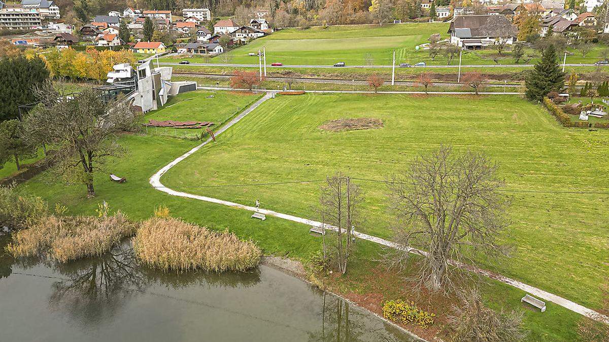 Ein Badehaus in Steindorf? Um dieses Grundstück am Ossiacher See geht es