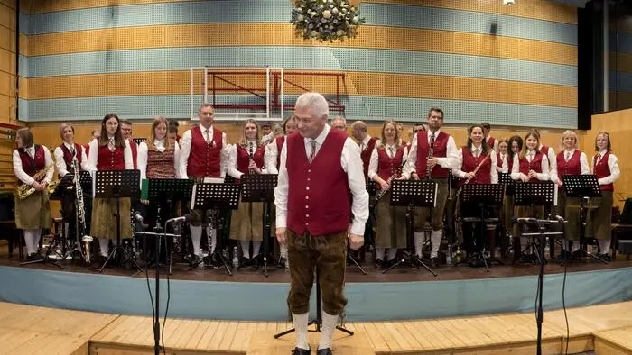 Nach intensiven Proben präsentierte der Musikverein Kleinlobming unter Kapellmeister Bernhard Bodler ein beeindruckendes Wunschkonzert im Saal der Volksschule Großlobming.