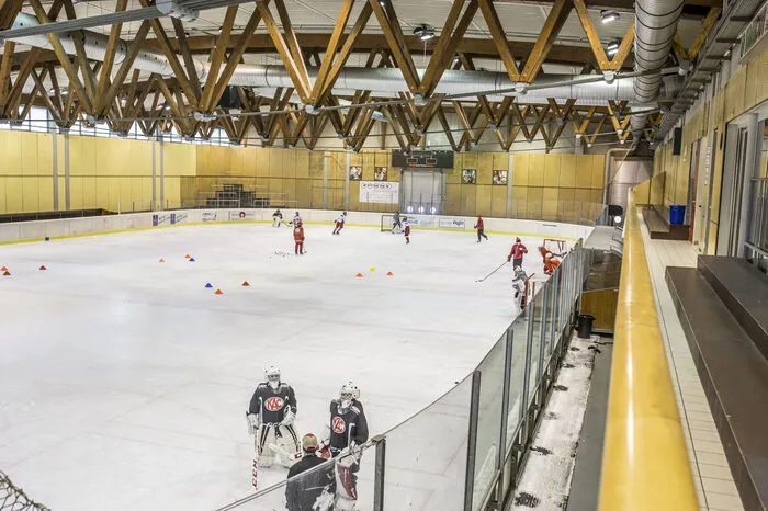Kleine Halle für die kleinen Stars: Große Tragödien und ein ebenso großer Erfolg spielten sich in der Sepp-Puschnig-Halle ab. Als Harri Pinter die  Nachwuchshoffnung Luka Sereinig über den Haufen fuhr und dabei schwer verletzte, schien seine Trainerkarriere beendet. Dass er nur wenige Wochen später mit seinem Team den Meistertitel feiern durfte, sorgte wie die Versöhnung mit seiner Freundin für ein Happy-End. Dass man auf die kleine Halle ausweichen musste, hat einen Grund. Weil es der KAC im Vorjahr bis ins Finale geschafft hat, wurde auch die Saison immer länger und das Filmteam musste für die Szenen am Eis umziehen.
