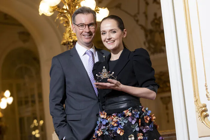 Für das Design zeichnet Designerin Eva Poleschinski verantwortlich:  „Es ist auch für mich ein wirklicher Prinzessinnenmoment. Die Idee für das Design der Krönchen habe ich in Hans Christian Andersens Märchen „Die Schneekönigin“ gefunden. Diese Geschichte ist für mich so unglaublich vielschichtig an Inspiration- die Pastellfarben des nordischen Winters, die Eisblumen und nicht zuletzt das Glück, wahre und treue Freunde zu haben.“
