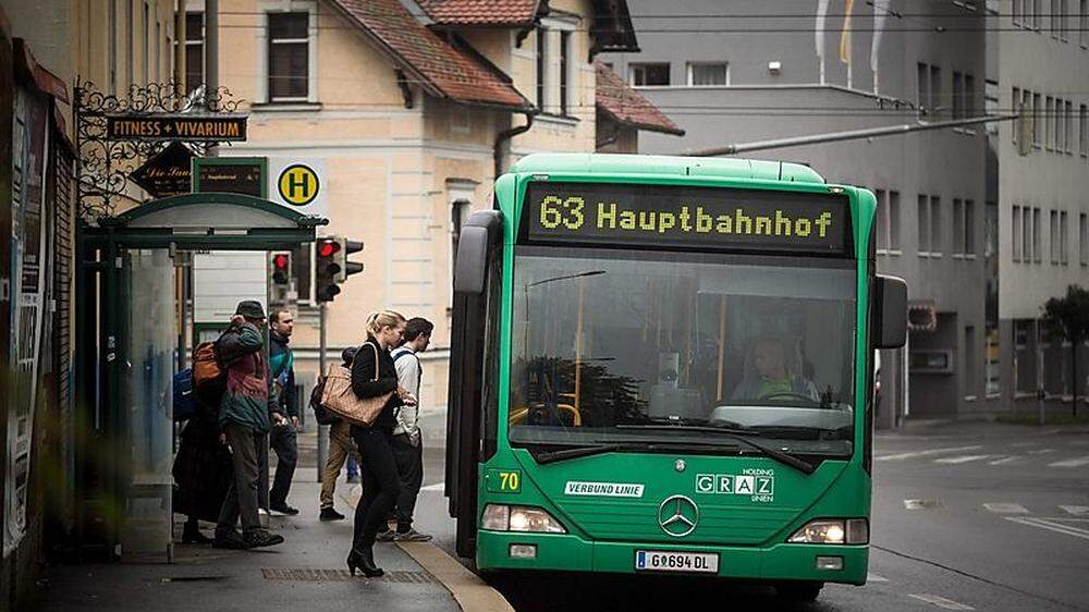 Bus und Fahrgäste