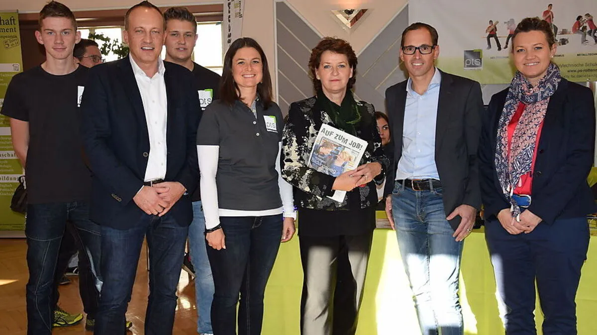 Armin Forstner, PTS-Rottenmann-Direktorin Anita Simoner, Ursula Lackner, Helge Röder und Eva Stiermayr (RML) mit Schülern der PTS 