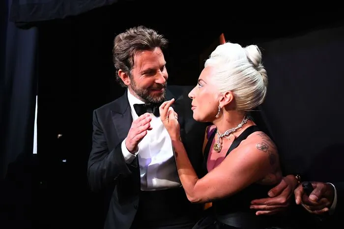 Die beiden trugen Gagas oscargekrönten Song "Shallow" aus dem Film "A Star is Born" vor, als waren sie mehr als nur Duettpartner