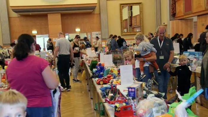 Das Voitsberger Eltern-Kind-Zentrum (EKIZ) lud zum traditionellen Baby- und Kinderbasar, diesmal wieder in die Stadtsäle von Voitsberg, wo man sich über das große Raumangebot freute.