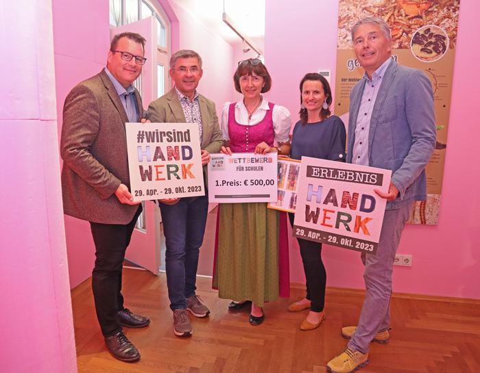 Marcus Gordisch, Franz Fartek, Carina Kreiner und Johann Winkelmaier überreichten Christine Bacher (M) das Preisgeld von 500 Euro Marcus Gordisch, Franz Fartek, Carina Kreiner und Johann Winkelmaier überreichten Christine Bacher (M) das Preisgeld von 500 Euro