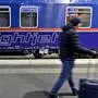 ABD0130_20200119 - WIEN - ÖSTERREICH: Ein Zugpassagier am Sonntag, 19. Jänner 2020, im Rahmen der Premierenfahrt eines ÖBB-Nightjet von Wien nach Brüssel am Hauptbahnhof in Wien. - FOTO: APA/HERBERT NEUBAUER