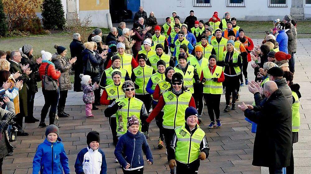 Die Läufer des Köflacher Adventlaufs bringen am Wochenende das Friedenslicht aus Mariazell 