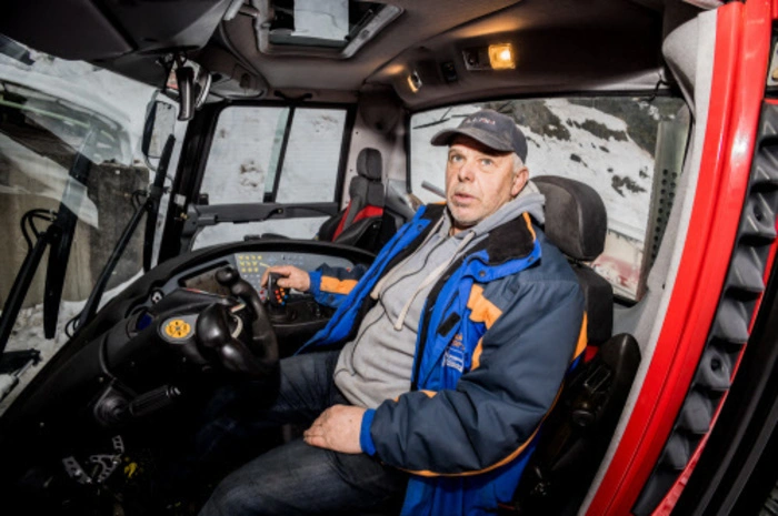 Egon Schneeberger ist einer der Pistenbullyfahrer. Mit großer Konzentration steuert er das Gerät.