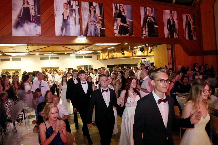 ...bei ihrem Maturaball in die Stadthalle.