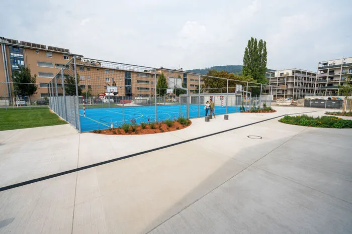Der Hartplatz im Sportareal befindet sich im hinteren Bereich des Schulkomplexes. Dieser kann auf Anfrage auch von Personen außerhalb der Schule genutzt werden. 