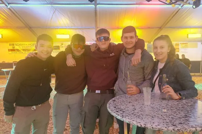 Vor dem Bierzelt brachten die „Eiersparer“ die Gäste auf Betriebstemperatur, drinnen übernahmen dann die „Saubartln“.