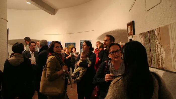 Klicken Sie sich durch die Ausstellungseröffnung am Freitagabend . . .