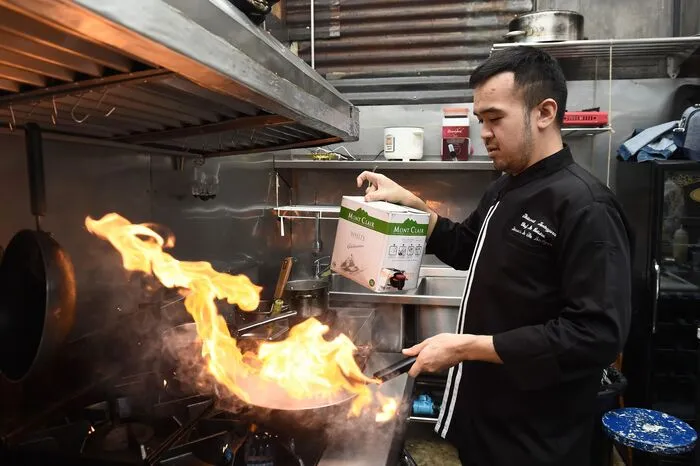 Ein nachhaltiger Trend, Insekten werden sogar als Lebensmittel der Zukunft gepriesen. Küchenchef Thitiwat Tantragarn löscht die knackig gebratenen Insekten in seinem Restaurant "Insects in the Backyard" in Bangkok mit Weißwein ab.