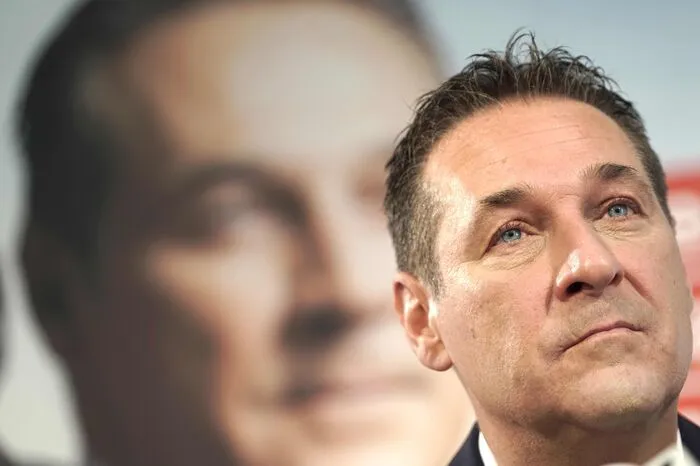 "Zack, Zack, Zack..... da berichten die Medien gleich wieder über meinen aktuellen Familienurlaub auf Ibiza und pushen damit meine zukünftig mögliche Ehrenbürgerschaft auf der Insel" - Heinz-Christian Strache ist zurück auf seiner bevorzugten Feriendestination und hat seinen Humor wiedergefunden.