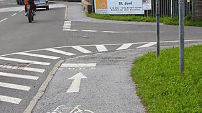 Der R2 – also ein offizieller Radweg im steirischen Wegenetz – wird in Gratkorn an der Kreuzung zum Judendorfweg am Gehsteig geführt. Kurz vor der Kreuzung ist das Radsymbol samt Pfeil markiert, direkt danach ein Querstrich mit dem Wort „Ende“. Dahinter wartet eine Sperrfläche. „Ist man dort angekommen, gibt es keine einzige Möglichkeit legal seine Fahrt fortzusetzen“, so Radfaher Hans Preitler.