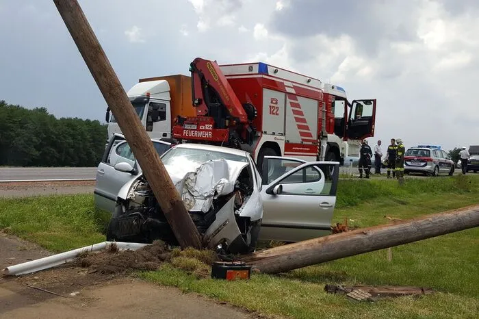 Auto kam von der B69 ab und knickte den A-Masten. Der Lenker blieb dabei unverletzt, der Strom wurde kurzfristig vom Netz genommen. Mehr dazu.
