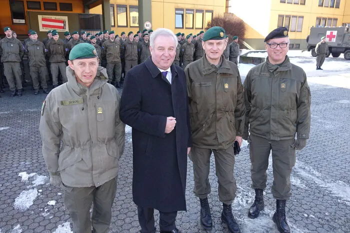 Karl Heinz Tatschl, Kommandant des Jägerbataillons 18, Landeshauptmann Hermann Schützenhöfer, Generalleutnant Franz Reisner, Kommandandt der Landstreitkräfte, und Militärkommandant Heinz Zöllner verabschiedeten mit vielen Gästen die Soldaten für den EUFOR-Einsatz in Bosnien (v. l.).