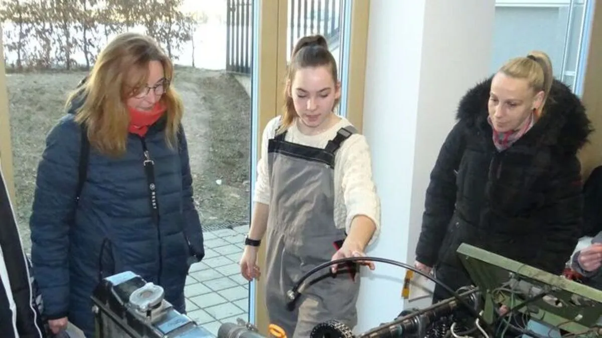 Lara Matthäi beim Tag der offenen Tür an der PTS Villach