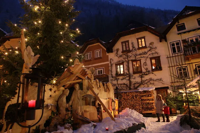 Ein adventlicher Höhepunkt im Salzkammergut ist der Christkindlmarkt in Hallstatt. Aussteller verkaufenSpezialitäten und traditionelles Handwerk, während Musikgruppen weihnachtliche Stimmung in den schmalen Gassen des Welterbeortes verbreiten. dachstein.salzkammergut.at
