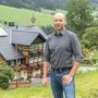 Hannes Royer vor seinem 800 Jahre alten Hof in Schladming