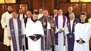 Die neun slowenischen Priester mit Ministranten, in der Mitte Dechant Igor Novak
