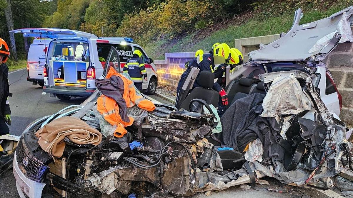 Das Auto und der Klein-Lkw waren frontal ineinander gekracht