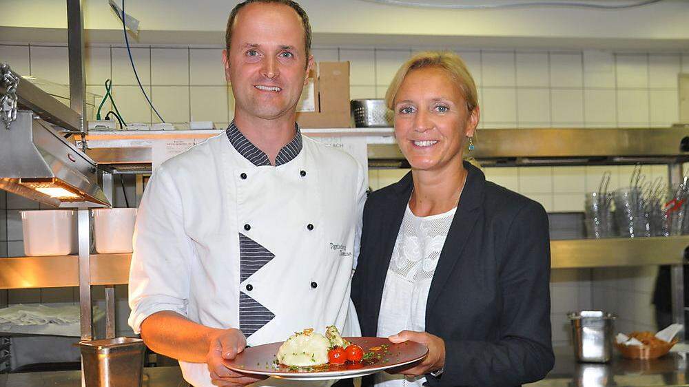 Der neue Küchenchef Thomas Dohr serviert mit Hoteldirektorin Renate Pein köstliche Käsnudel