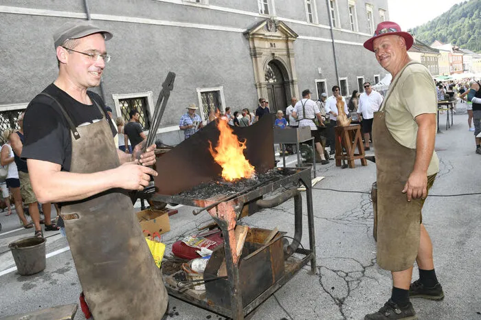 Ein feuriges Ereignis: Heimische Schmiedemeister mit Gästen von der HTL-Ferlach waren wieder ein Highlight des diesjährigen Schmiedefestes am Handwerksmarkt.
