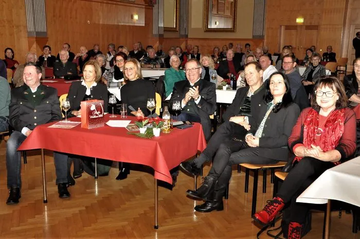 Auch die Voitsberger Stadtregierung mit Bürgermeister Bernd Osprian, Vizebürgermeister Kurt Christof, Finanzstadtrat Franz Sachernegg und Stadträtin Christine Hemmer sowie viele Besucher aus Nah und Fern ließen es sich nicht nehmen, den Darbietungen der teilnehmenden Gruppen zu folgen und dies mit viel Applaus zu bekunden.
