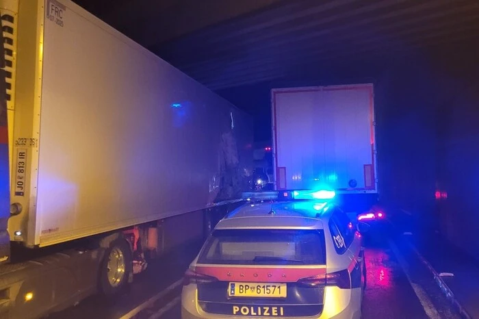 Auf der B 320 in der Wanne Stainach stießen in der Früh zwei Lkw seitlich zusammen, ein dahinterfahrendes Auto krachte beim Ausweichen gegen die Betonwand