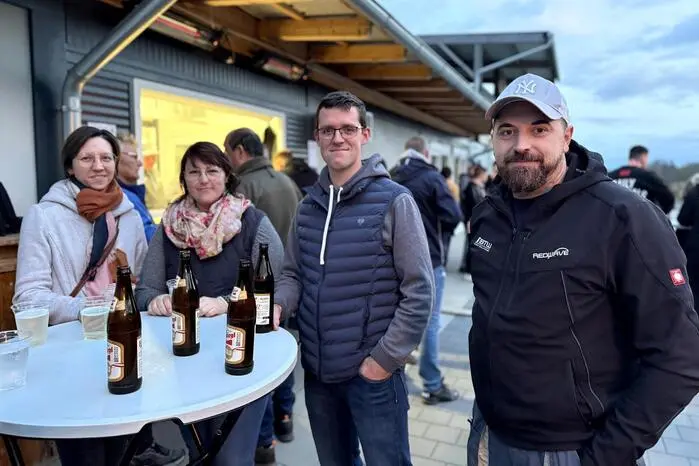 So auch im Südburgenland. In der Gemeinde Henndorf (Bezirk Jennersdorf) wird das Brauchtumsfeuer traditionell  beim Vereinsheim „FC Stammtisch Leiner“ entzündet 