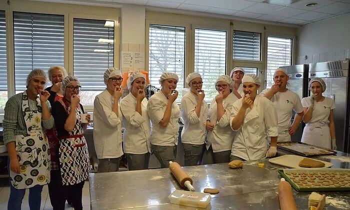 Die Schülerinnen und Schüler beim Kekse backen
