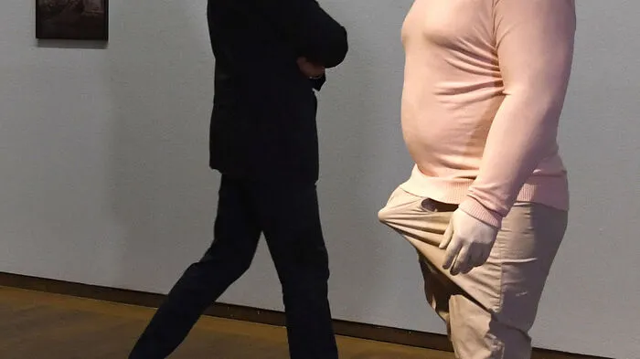 Der österreichische Künstler Erwin Wurm beim Objekt "Ärgerbeule".