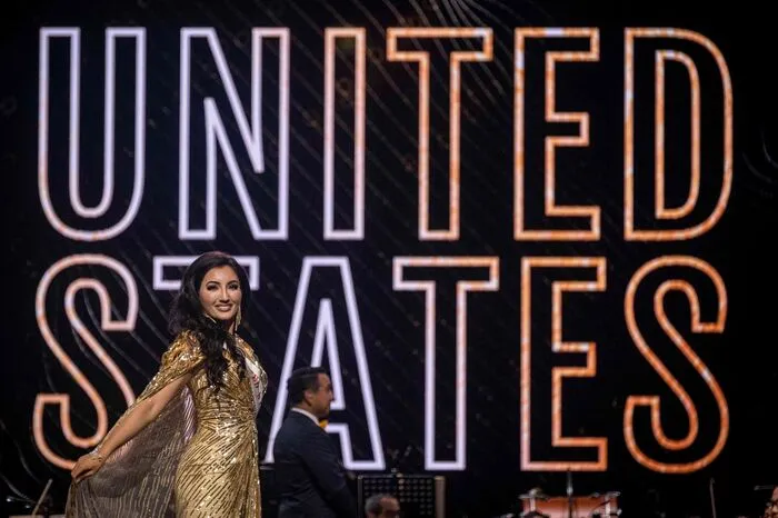 Die amtierende Miss World, Toni-Ann Singh aus Jamaika,  Rekord-Titelträgerin der Geschichte, betrat die Bühne, um eine Interpretation von "Never Enough" aus "The Greatest Showman" aufzuführen, bevor sie ihre Nachfolgerin krönte.