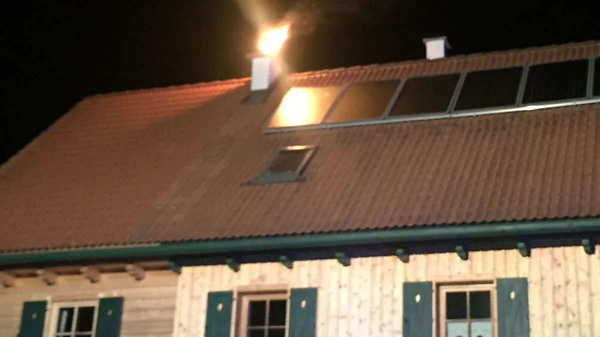 Beim Kaminbrand waren 53 Feuerwehrmänner im Einsatz