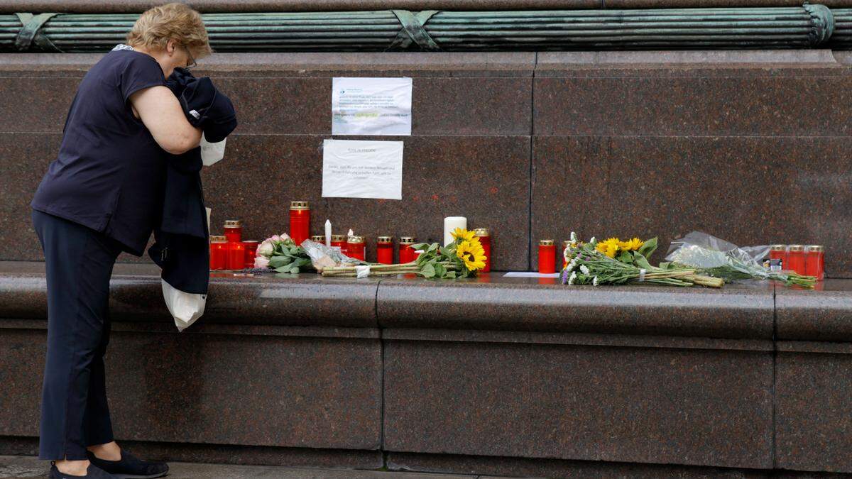 Trauernde vor dem Gesundheitsministerium in Wien: Dort werden Kerzen aufgestellt und Blumen abgelegt