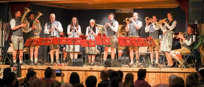 Mehrere Musikanten | Die Tilliacher Musikanten begeisterten beim Jubiläumskonzert mit Tradition und Können